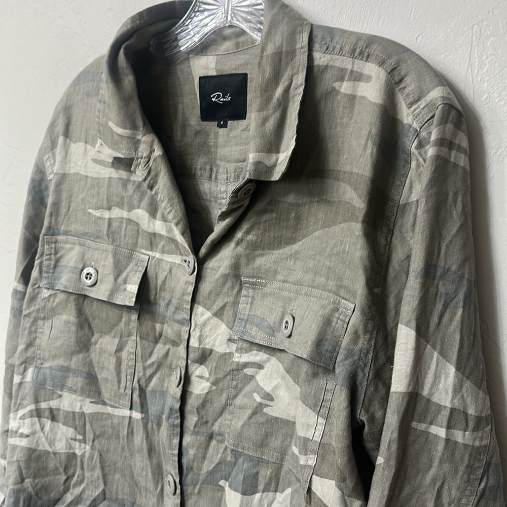 Rails Everett Camo Button Down Top Size Small. - image 6